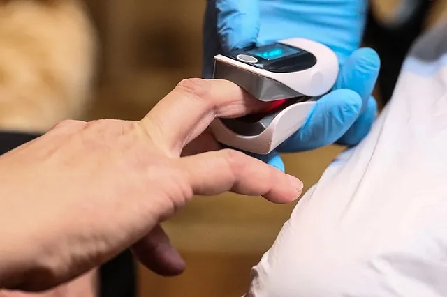 «С ножом в сердце тоже домой пошлете?». Главврач запретил подчиненным не принимать больных ковидом