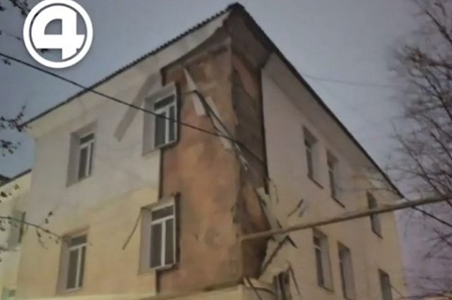 С фасада свердловского дома сорвало облицовку после капремонта