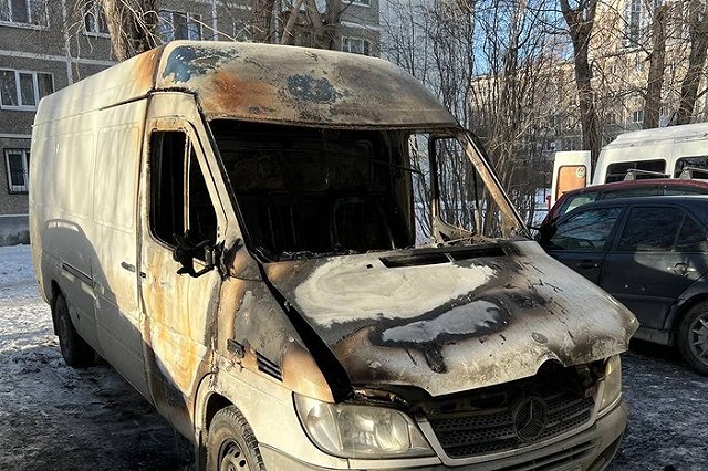 У екатеринбургского бизнесмена за сутки сгорели торговая точка и машина