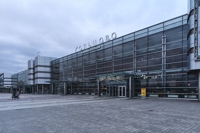 В Кольцово сняли с самолета злостного дебошира