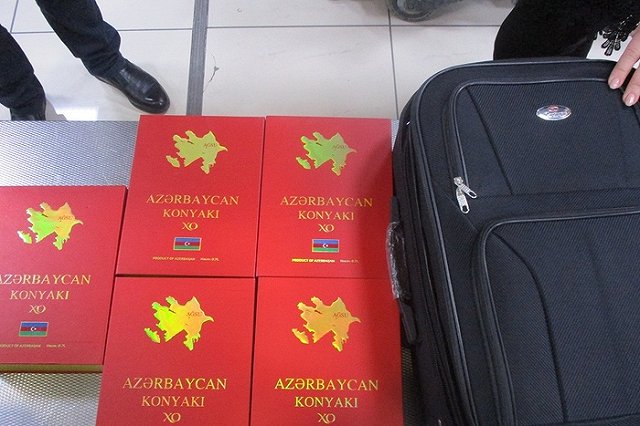 Таможенники задержали в Кольцово пассажира с тремя чемоданами элитного алкоголя