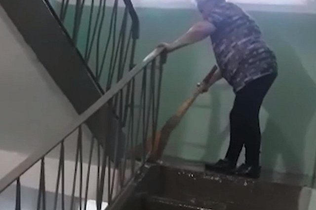 На Уралмаше вода затапливает многоэтажку