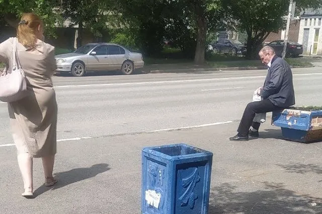 В мэрии Екатеринбурга пояснили, почему ожидающие автобус горожане вынуждены сидеть на клумбе