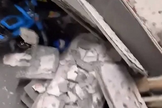 В Академическом со стены новостройки упал кусок облицовки и пробил голову мужчине