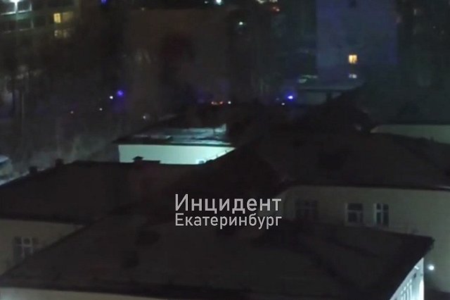 Накануне вечером к школе на ВИЗе съехалось около десятка автомобилей силовиков