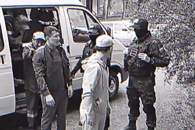 Силовики и люди в масках задержали десятки мигрантов на свердловском предприятии