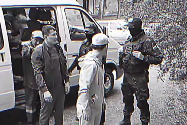 Силовики и люди в масках задержали десятки мигрантов на свердловском предприятии