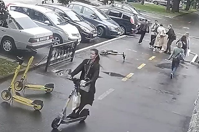 В Екатеринбурге девушка на электросамокате сбила подростка и уехала с места происшествия с невозмутимым видом