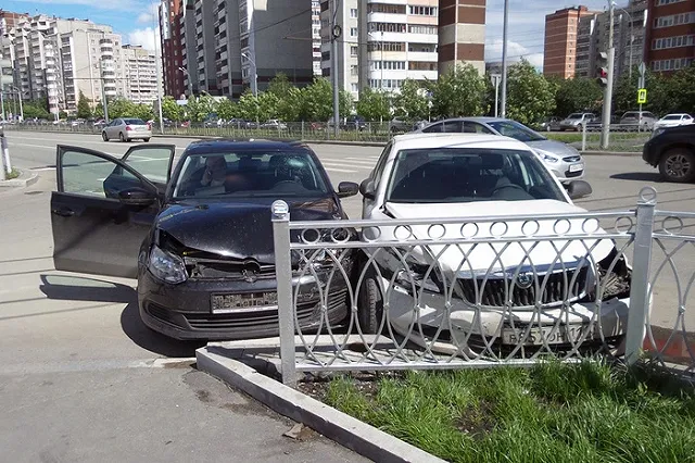 На Машинной из-за «кирпича» столкнулись две иномарки