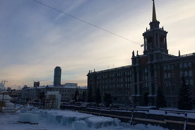 Лазеры на Администрации города: специалисты готовят репетицию светового шоу