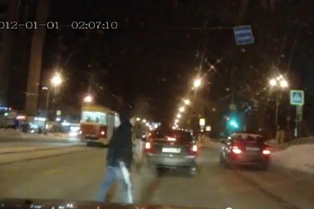 Ребенок, сбитый «Мерседесом», катался на «колбасе» трамвая