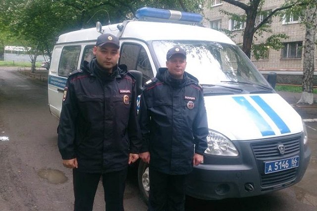 Двое екатеринбургских полицейских спасли женщину от смерти