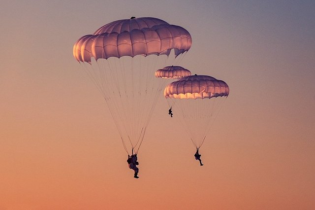 Двое десантников утонули во время тренировочных прыжков с парашютом в Крыму