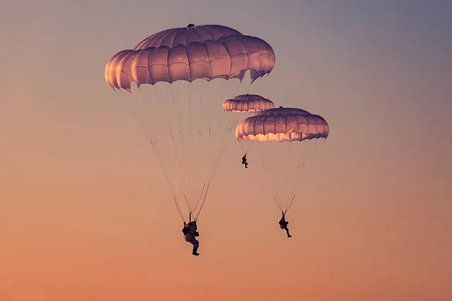 Двое десантников утонули во время тренировочных прыжков с парашютом в Крыму