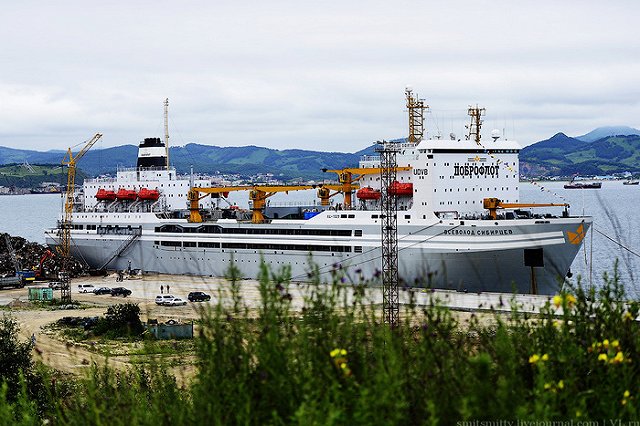 В Приморье загорелся крупнейший в мире рыбоперерабатывающий плавзавод