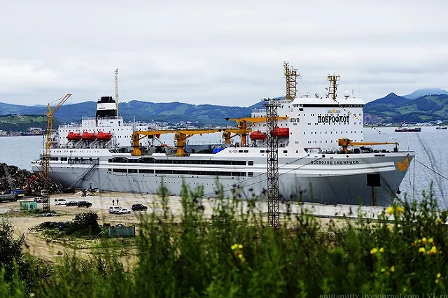 В Приморье загорелся крупнейший в мире рыбоперерабатывающий плавзавод