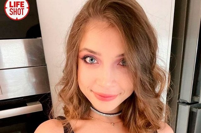 Российскую порноактрису разыскивают за секс на вершине священного вулкана