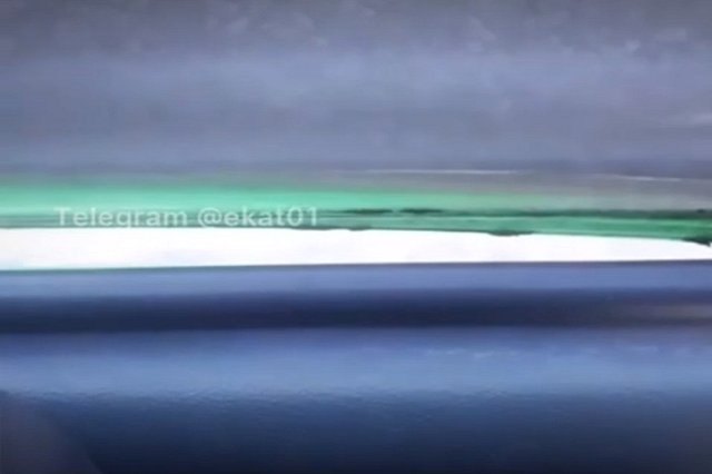 Дырка в окне: екатеринбуржцы вновь пожаловались на общественный транспорт