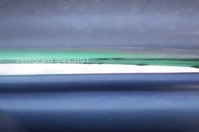 Дырка в окне: екатеринбуржцы вновь пожаловались на общественный транспорт