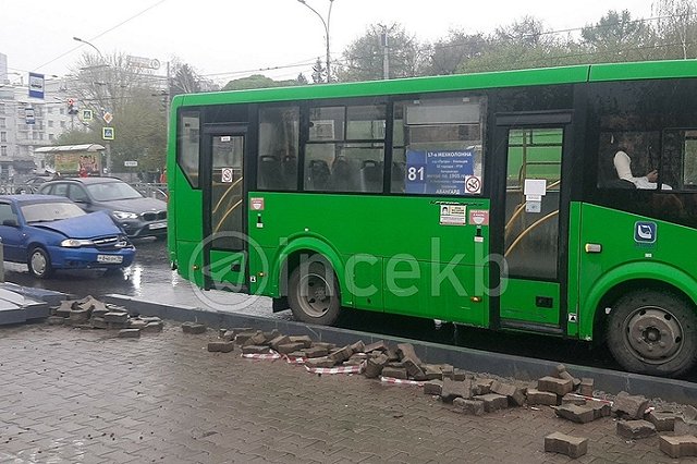 У Цирка пассажирский автобус врезался в легковушку