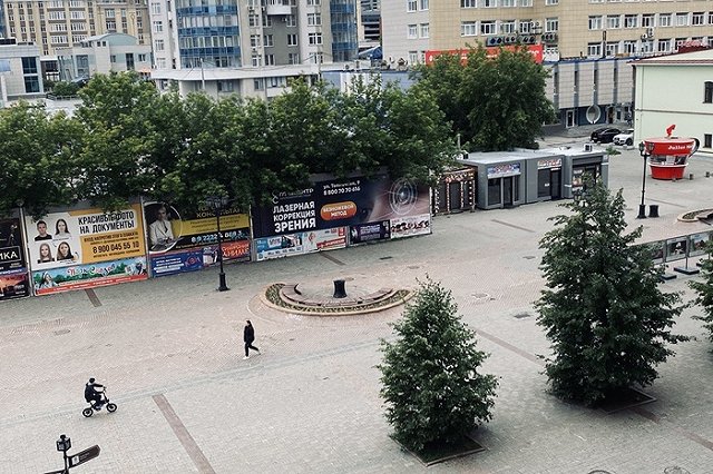 В Екатеринбурге автохам на черной иномарке проехал прямо по Вайнера