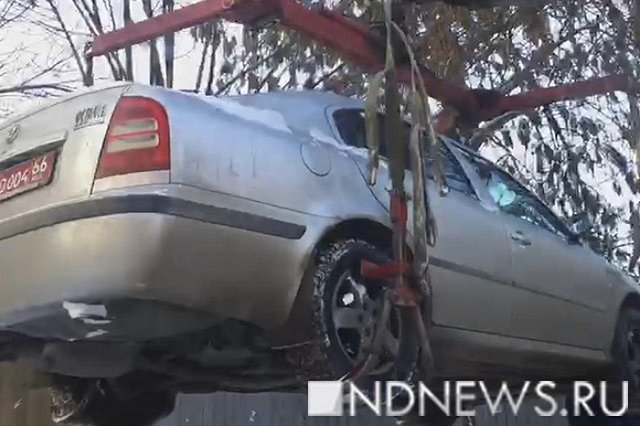 В ГИБДД Екатеринбурга объяснили, почему не эвакуировали машину с дипномерами