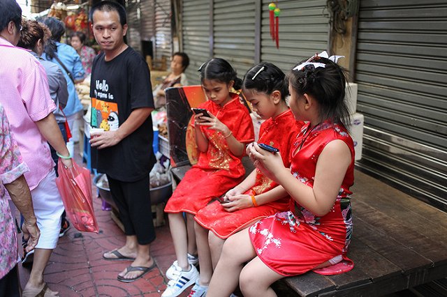 Китаянка травмировала позвоночник из-за пристрастия к смартфону