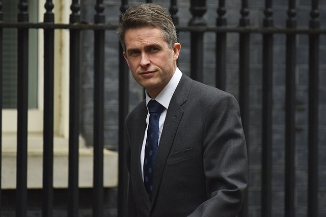 Мэй отправила в отставку министра обороны из-за утечки секретных данных