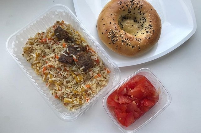 Узбекские дипломаты в Екатеринбурге привезли много вкусной еды врачам двух больниц