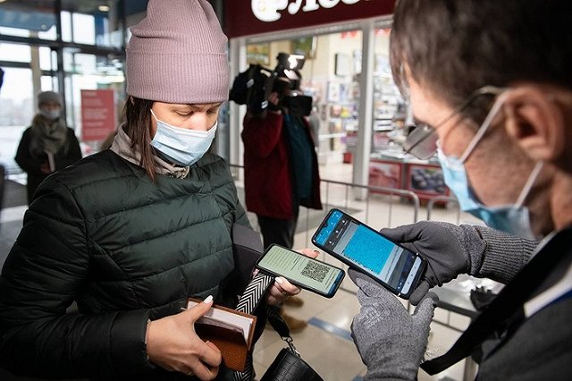 «Не могут привести к перелому ситуации»: екатеринбургский эксперт — о введении QR-кодов