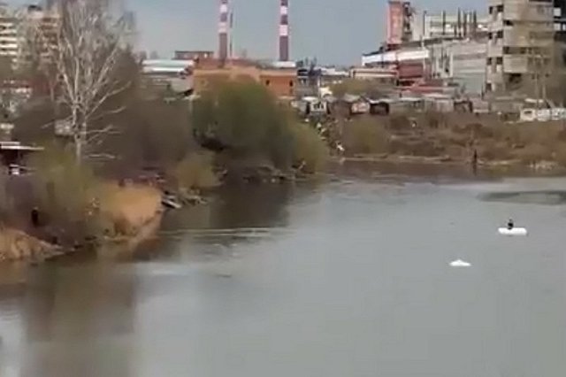 «Началась паника»: на Елизавете подростки плавали в карьере на пенопласте — видео