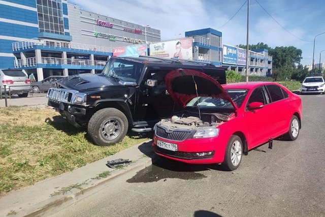 В Екатеринбурге легковушка влетела в Hummer