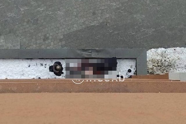 В Екатеринбурге на козырьке дома обнаружили труп