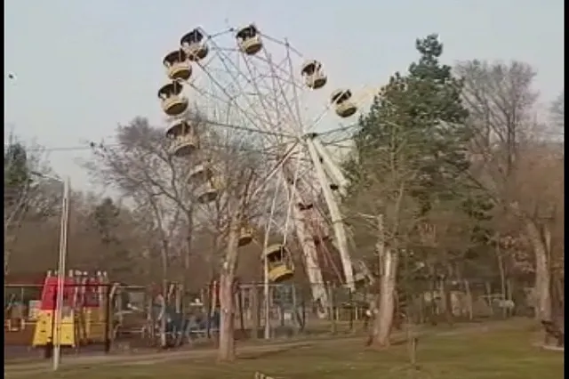 В Приморском крае в парке аттракционов рухнуло колесо обозрения.