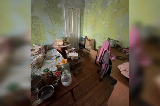 Из екатеринбургской квартиры с могильными крестами опека забрала 13-летнюю девочку-маугли