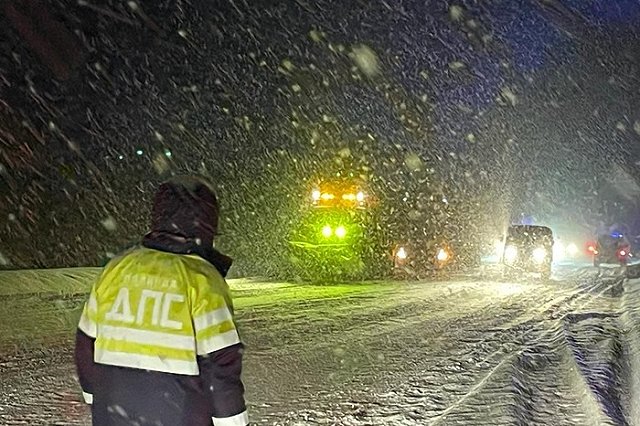 Пермский тракт перекрыли для всех видов транспорта из-за сугробов