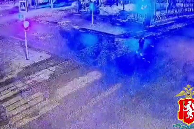 В центре Екатеринбурга машина насмерть сбила молодого человека. Авария попала на видео