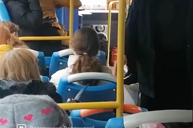 В Свердловской области сбежавшая пациентка психбольницы размахивала оружием в автобусе