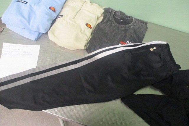 Таможенники в Екатеринбурге не дали пассажиру ввезти одежду