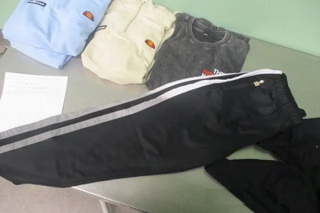 Таможенники в Екатеринбурге не дали пассажиру ввезти одежду