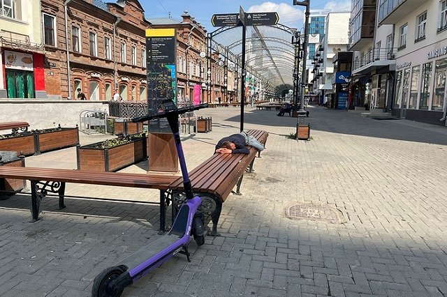 «Позор города». Екатеринбуржцы пожаловались на бомжей, отдыхающих на Вайнера
