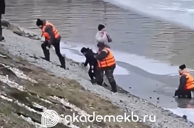 В Академическом школьник провалился под лёд