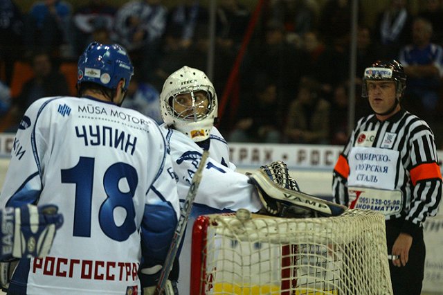 Чешский хоккейный арбитр умер после попадания шайбы в голову