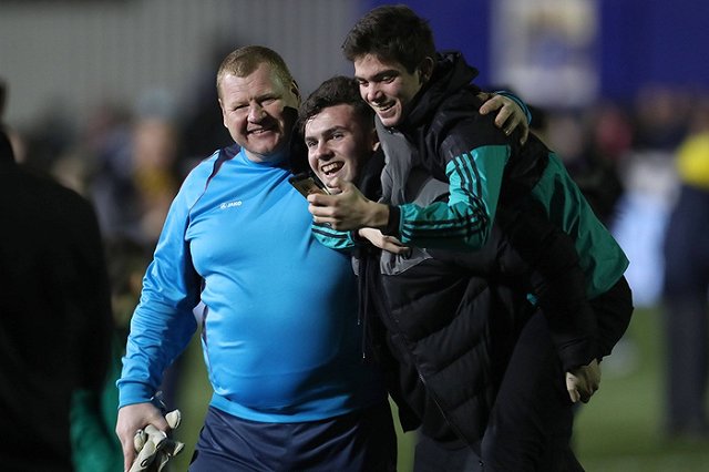 Съевшего пирог во время игры вратаря уволили из клуба