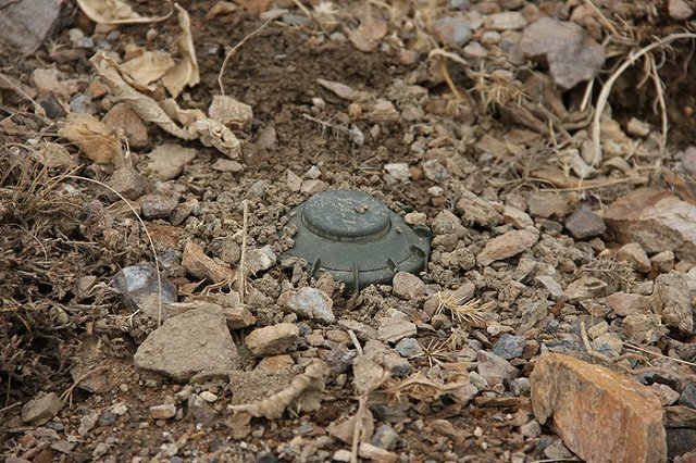 Машина с контрразведчиками из СБУ подорвалась на мине в Донецкой области