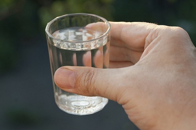 Хлеб и водка вошли в число самых популярных у россиян товаров