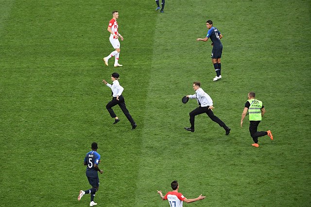 Участники Pussy Riot оштрафованы на 1,5 тыс. за незаконное ношение формы МВД