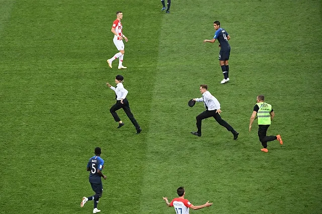 Участники Pussy Riot оштрафованы на 1,5 тыс. за незаконное ношение формы МВД