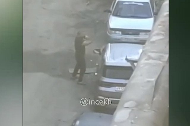 В Екатеринбурге дебошир разбил лопатой машины на парковке