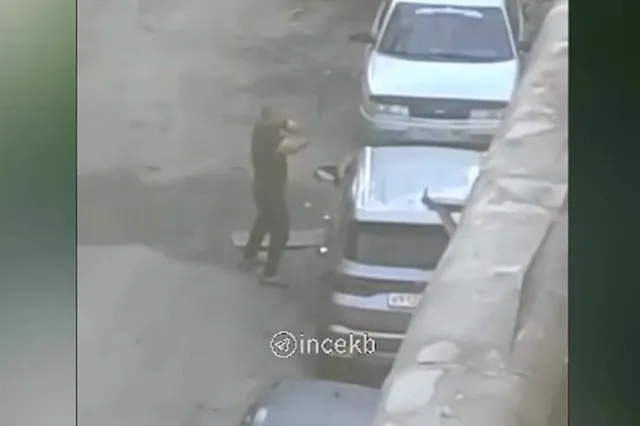 В Екатеринбурге дебошир разбил лопатой машины на парковке